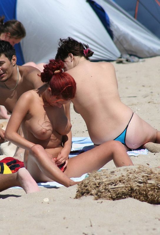 Великолепные нудистки посетили общественный пляж